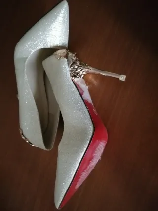 Tacones dorados con adorno sin estrenar