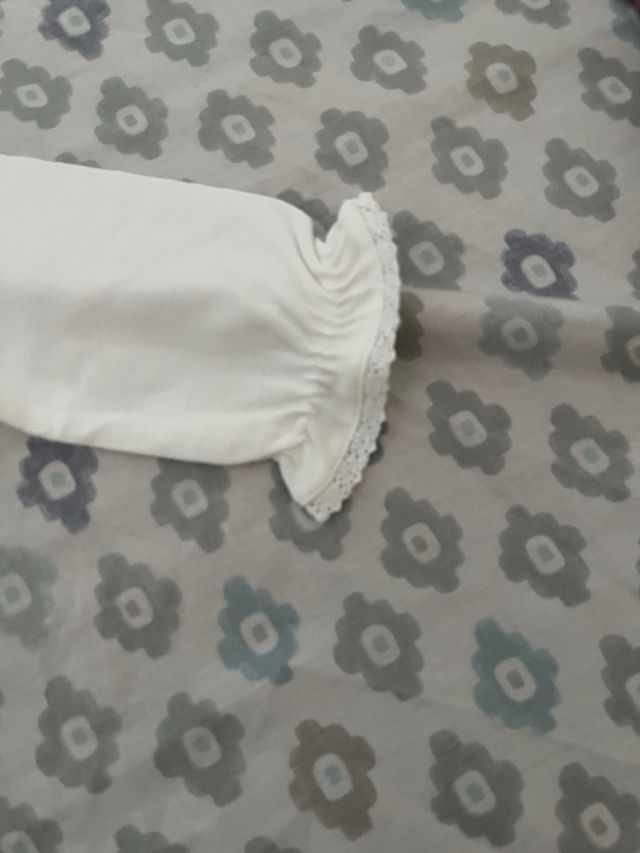 Body bebé blanco con cuello volante