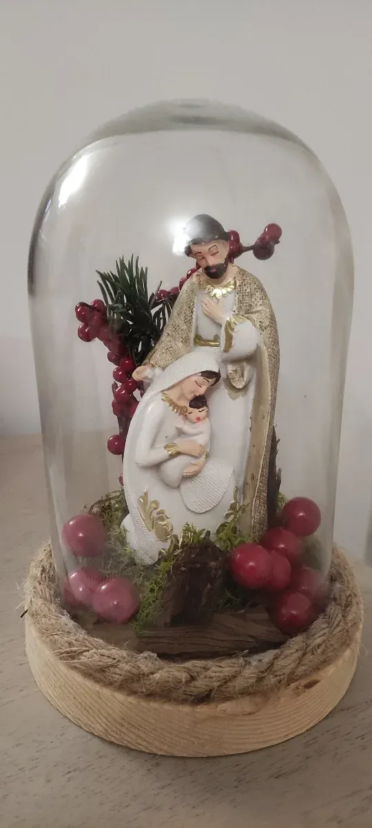 Presepe in campana di vetro decorata