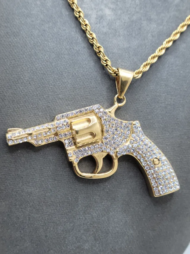 Colgante de revolver con circonitas
