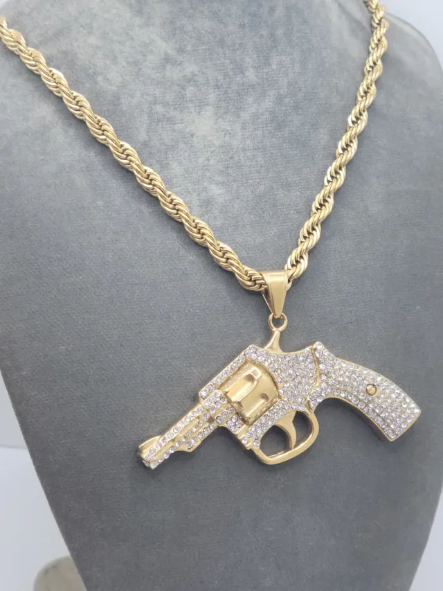 Colgante de revolver con circonitas