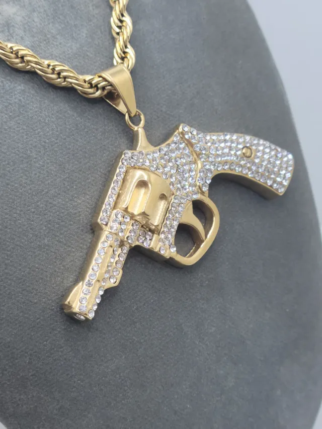 Colgante de revolver con circonitas