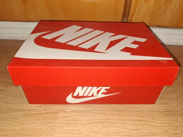 Caja Nike Roja y Blanca