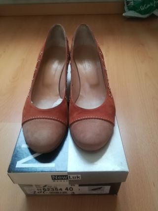 Zapatos de tacón beige y marrón talla 40