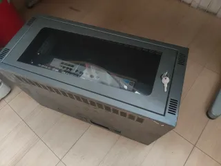 Rack de pared con switch HP