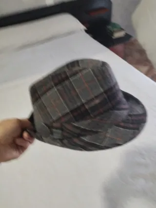 Sombrero de cuadros gris y marrones