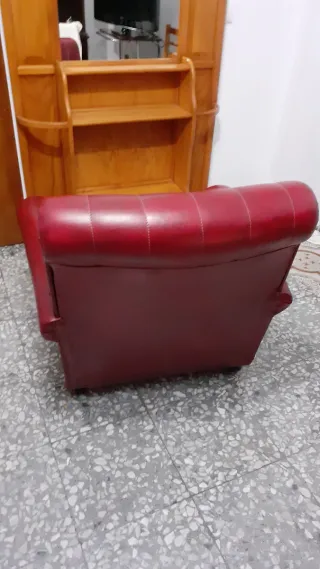 Sillón antiguo de sky rojo.