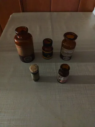 Antigüedades: 5 frascos de farmacia