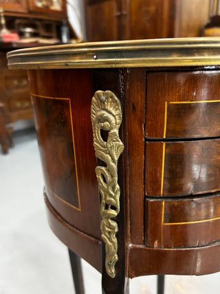 Mesa auxiliar antigua con cajones