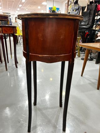 Mesa auxiliar antigua con cajones