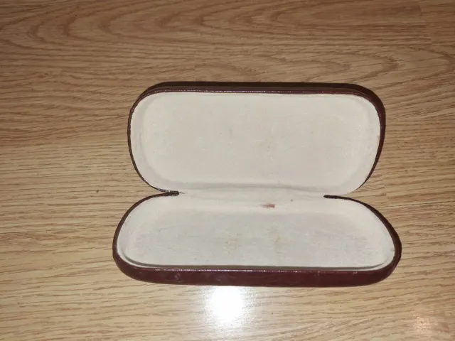 Funda de gafas roja con textura