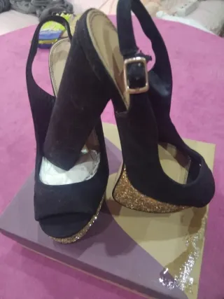 Zapatos de tacón negros y dorados