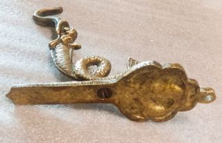 Percha colgador de latón.