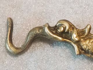 Percha colgador de latón.