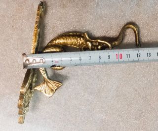 Percha colgador de latón.