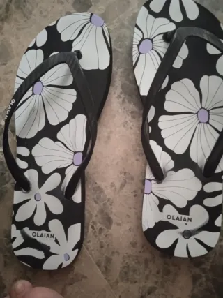 Chanclas Olaian Mujer Flores Negras Blancas