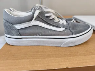 Zapatillas Vans grises y blancas