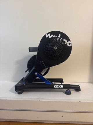 Rodillo Wahoo KICKR con adaptador 12v