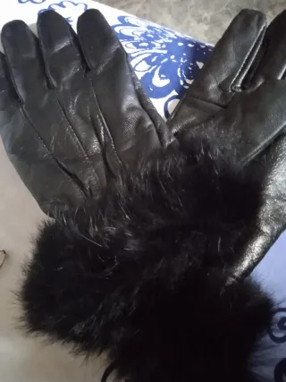 Guantes de piel negros con pelo