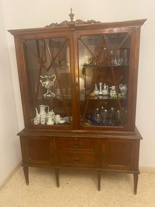 Vitrina antigua de madera y cristal