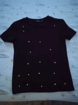 Bershka camiseta negra con pedrería