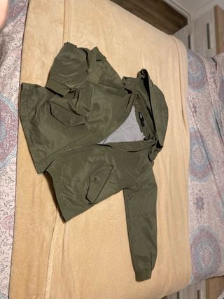 Chaqueta Zara impermeable verde