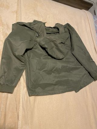 Chaqueta Zara impermeable verde