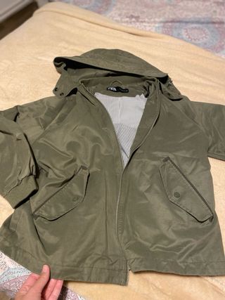 Chaqueta Zara impermeable verde