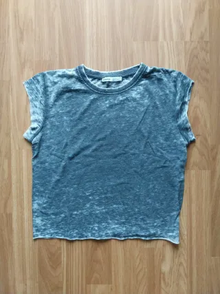 Camiseta Bershka gris efecto desgastado