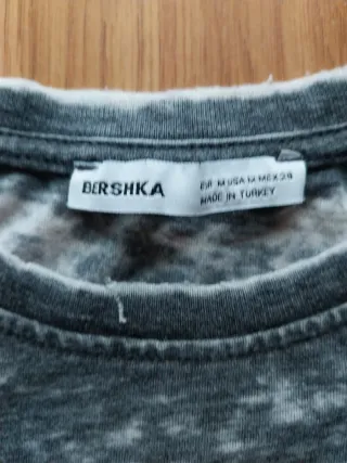 Camiseta Bershka gris efecto desgastado
