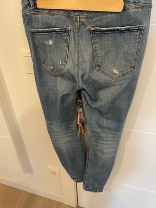 Pantalón vaquero desgastado