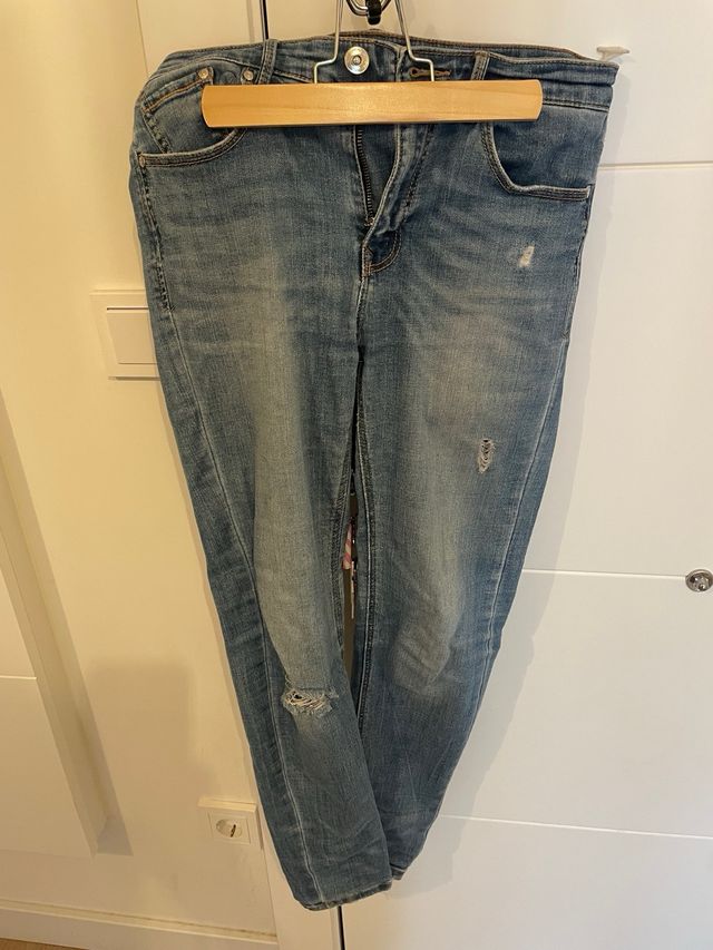 Pantalón vaquero desgastado