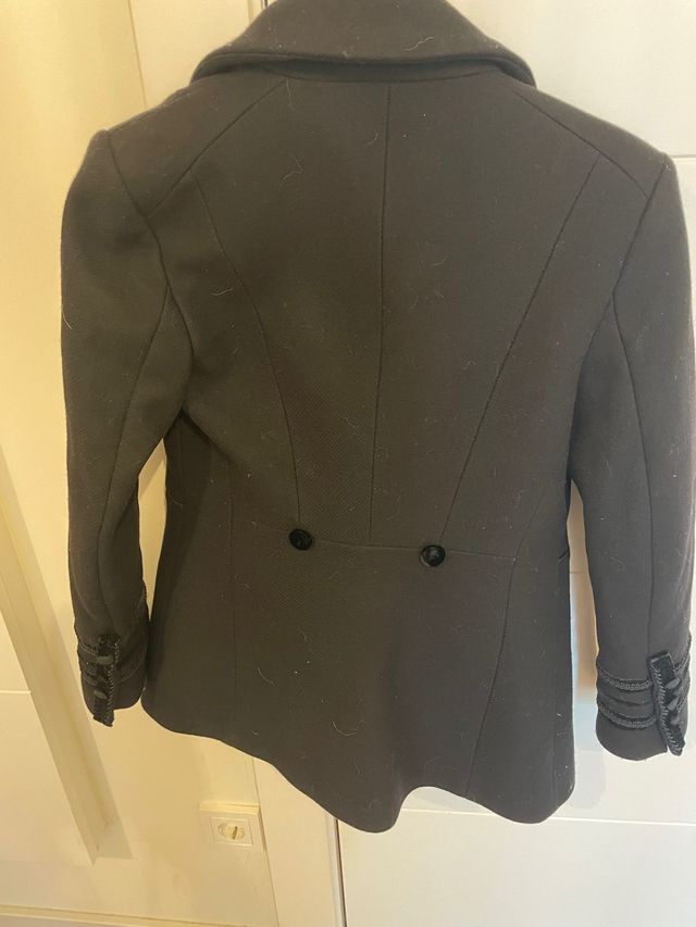 Elegante abrigo negro