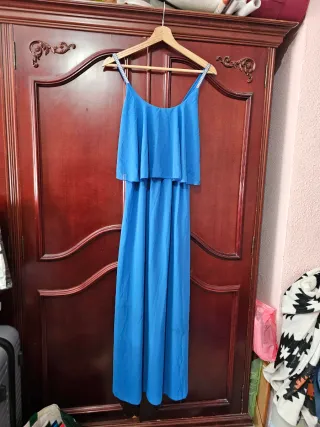 Vestido largo azul con volantes.
