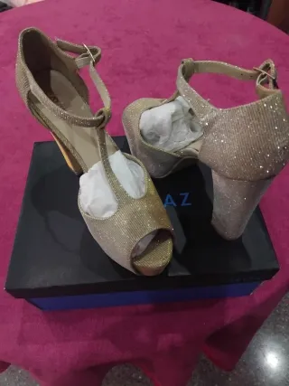 Zapatos de tacón dorados brillantes