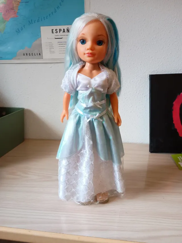 Muñeca Nancy Vestido Azul y Blanco