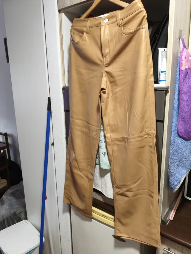 Pantalón efecto piel elástico