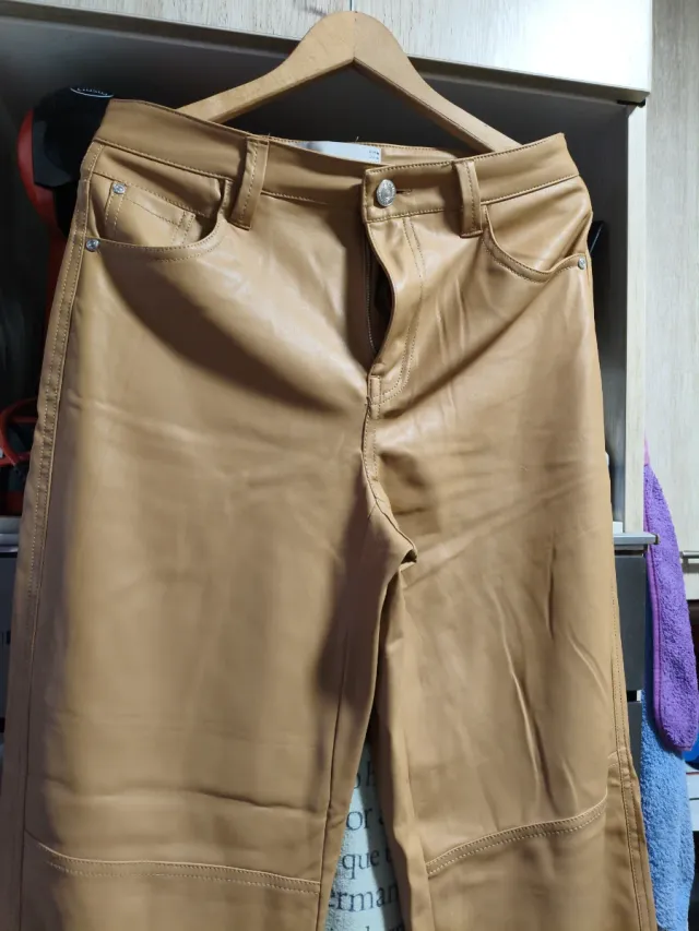 Pantalón efecto piel elástico