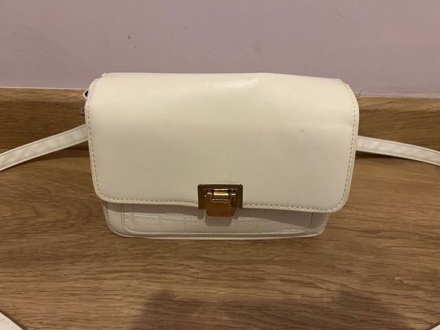 Bolso blanco con detalles dorados