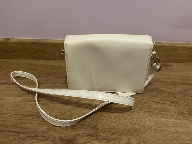 Bolso blanco con detalles dorados