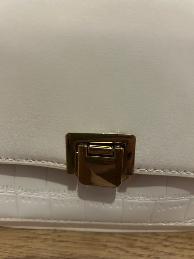 Bolso blanco con detalles dorados