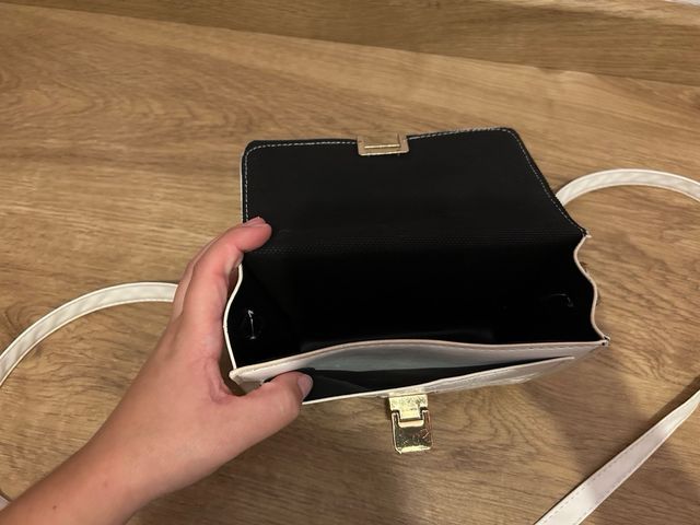 Bolso blanco con detalles dorados