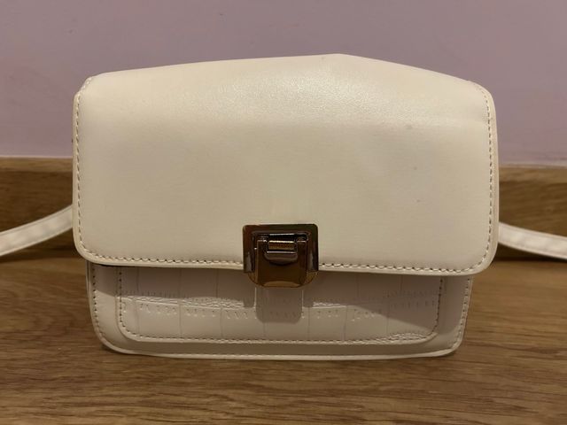 Bolso blanco con detalles dorados