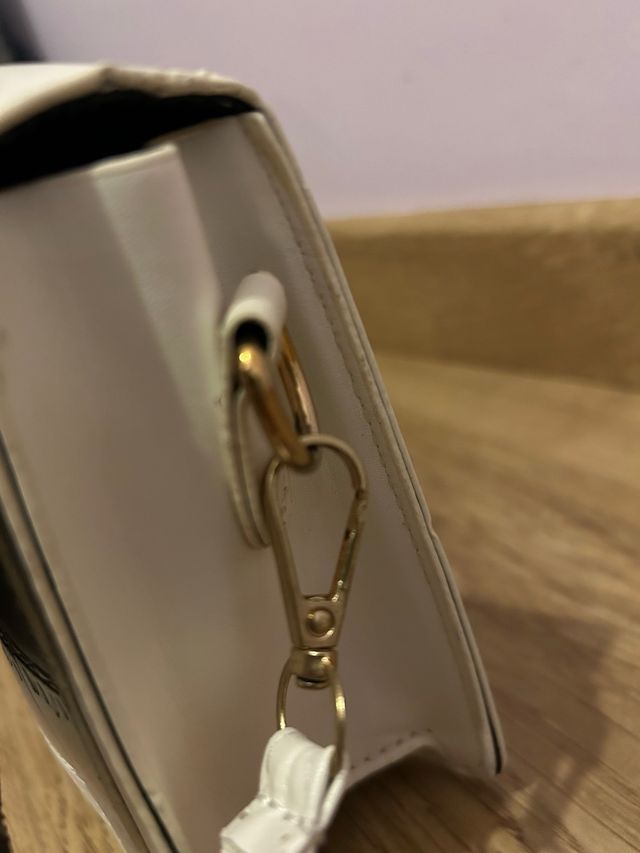 Bolso blanco con detalles dorados