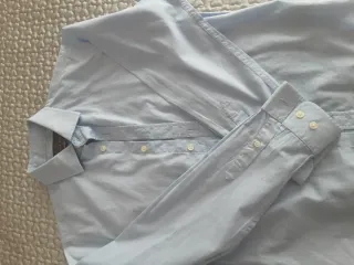 Camisa azul de vestir para niño 