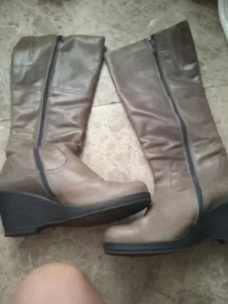 Botas altas de piel grises
