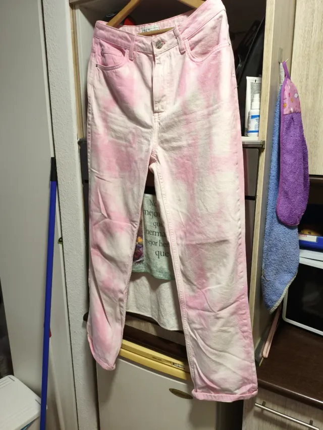 Pantalones vaqueros tie-dye rosa y blanco