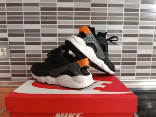 Zapatillas Nike Huarache Negras y Naranja