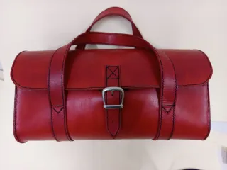Bolso de mano de cuero rojo