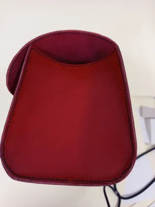 Bolso de mano de cuero rojo